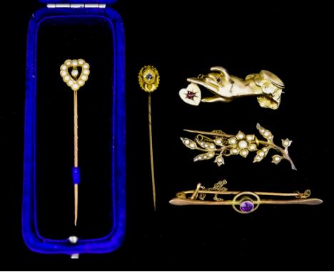 A Mixed Lot of 9ct Gold, comprising - a brooch depicting a hand holding a heart, an amethyst set bar brooch, a seed pearl set