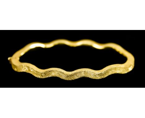An 18ct Gold Serpentine Bangle, 70mm in diameter, gross weight 12.2g The item presents in condition commensurate with age and