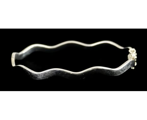 A 9ct White Gold Serpentine Bangle, 65mm in diameter, gross weight 7.5g The item appears to be in excellent overall condition