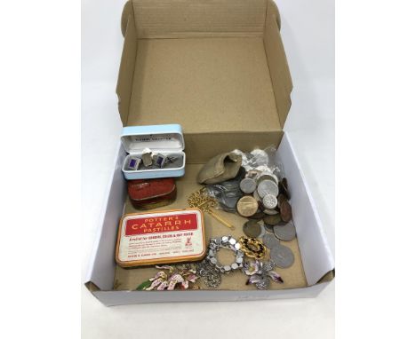 A box of collectables including costume jewellery, pair of silver cuff links, British coins, tin of fountain pen nibs, gold p