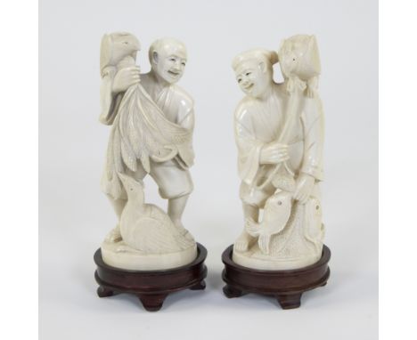 2 ivory sculptures of two smiling fishermen holding cormorants, Japan, typical okimono depiction2 ivoren sculpturen van twee 