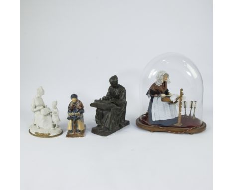 4 sculptures of lace-makers, including one bronze by Gustave PICKERY (1862-1921) and one under glass bell jarLot van 4 sculpt