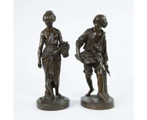 Pair of fine bronze sculptures of Girl with basket and Boy with axeKoppel fijne bronzen beelden van Meisje met mand en Jongen