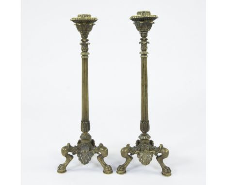 Pair of neoclassical bronze candlesticks with fluted column on claw feet, ca 1850Paar neoklassieke bronzen kandelaars met gec