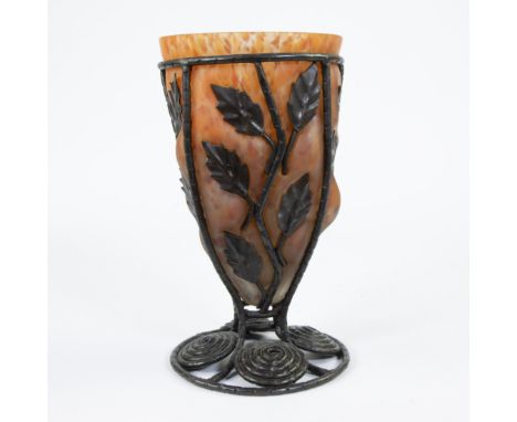 Orange mottled vase blown in glass paste in a wrought iron frame decorated with leaf motifs, signed MullerOranje gevlekte vaa