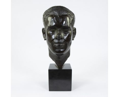 R. COURTENS, bronze sculpture of a man's head on marble plinth, signedR. COURTENS, bronzen sculptuur van een mannenhoofd op m