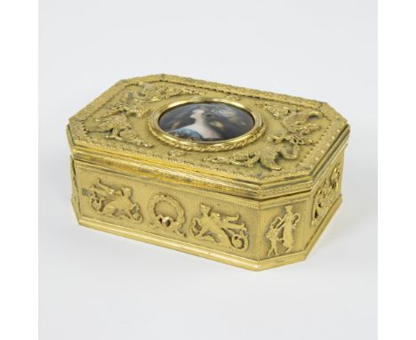 Napoleon III gilt bronze jewellery box with enamel medallionNapoleon III verguld bronzen juwelendoos met geëmailleerd medaill