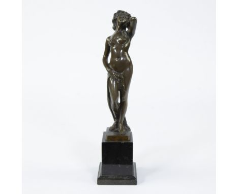 Brown patinated bronze sculpture of a naked lady on a marble plinth, signed FehnrichBruin gepatineerde bronzen sculptuur van 