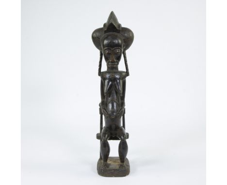 African tribal statue of a woman on a chair, Baule, DRCAfrikaans tribaal beeld van een vrouw op een stoel, Baule, DRCH 51 cm