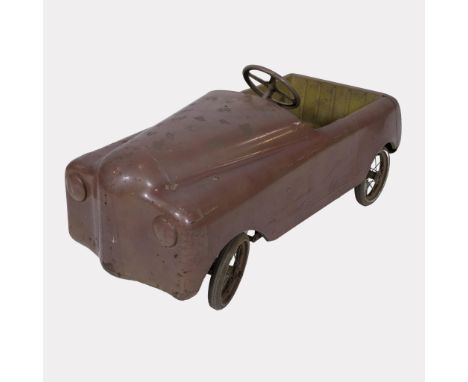 Vintage pedal car in painted metal, 1960sVintage trapauto in geschilderd metaal, jaren '6047.5 x 99 x 41 cm