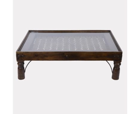 Anglo-Indian coffee table, the rectangular top with a pierced lattice panel under glassAnglo-Indische salontafel, het rechtho