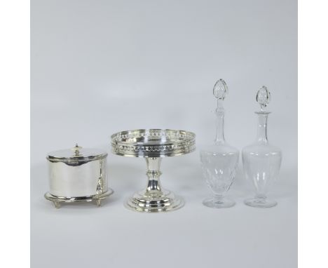 Lot miscellaneous, silver-plated biscuit tin, silver-plated dish on foot and 2 crystal decanters BaccaratLot varia, verzilver