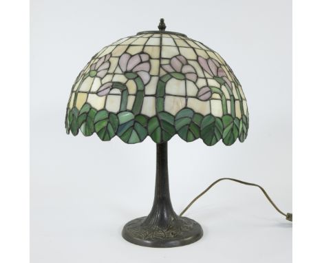 Tiffany-style table lamp with bronze base and shade with floral motifs and leavesTafellamp in Tiffany stijl met bronzen voet 