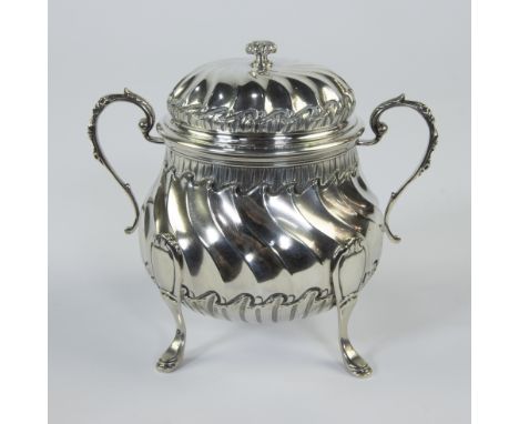 Silver sugar bowl with vermeil in Louis XV style with roccoco elements, marked Edmond Tetard (Paris 1820-1903), Minerva silve