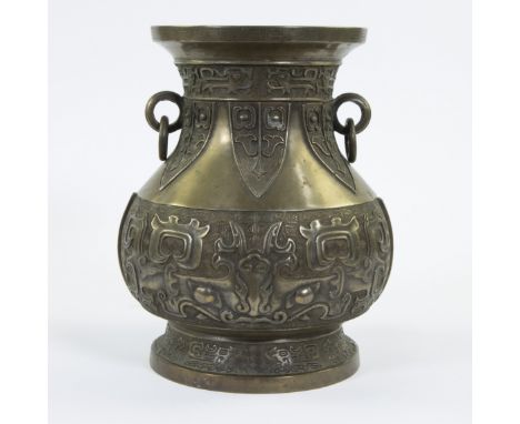 Bronze Chinese Hu vase with relief decoration, 18th/19th centuryBronzen Chinese Hu-vaas met reliëfdecor, 18e/19e eeuwH 31.5 c