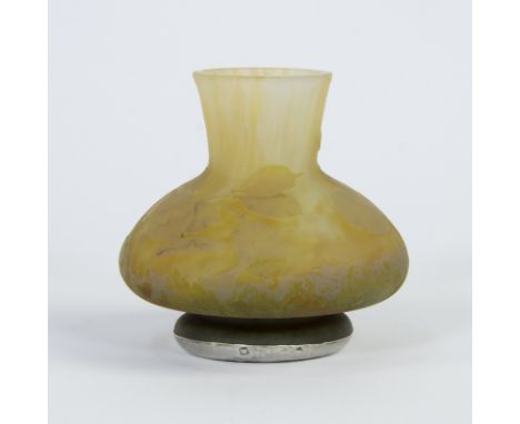 DAUM vase in yellow glass paste, circa 1910, signedDAUM vaasje in geel glaspasta, circa 1910, getekendH 8.5 cm