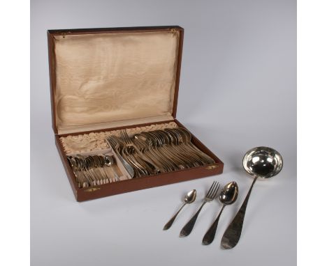 Case of silver cutlery oa DELHEID, dessert spoons (17), forks (17), spoons (17) and soup spoon, weight 2092 gramsKoffer met z