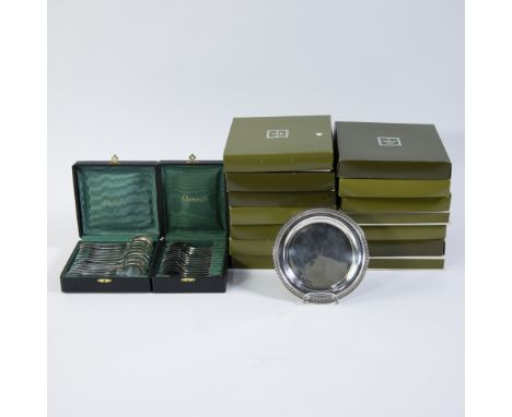 Collection of  Christofle, 2 cutlery cases with spoons (12) and silver-plated bowls in originel boxes, marked Christofle Fran