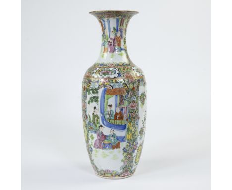 Chinese vase famille rose with floral decoration and garden sceneChinese vaas famille rose met bloemendecor en tuinscèneH 36.