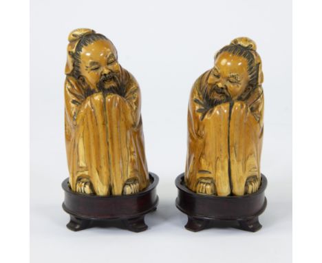 Chinese symmetrically carved pair of resting scholars in mammoth ivoryChinees symmetrisch gesneden paar rustende geleerden in