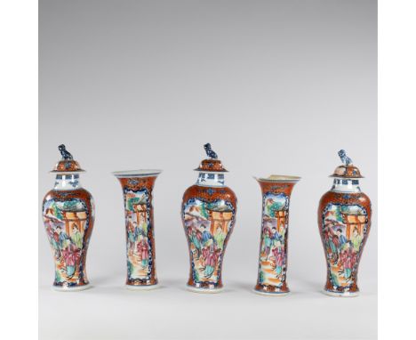 A famille rose five-piece cabinet set with tangerine decor, 18th centuryEen famille rose vijfdelig kaststel met mandarijn dec