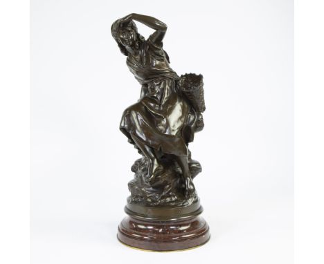 Mathurin MOREAU (1822-1912), bronze sculpture Fille avec panier, signed + stamp medaille d'honneur and plate dedication profe