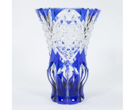 Val Saint Lambert colourless and blue cut crystal vase, signedVal Saint Lambert kleurloos en blauw geslepen kristallen vaas, 