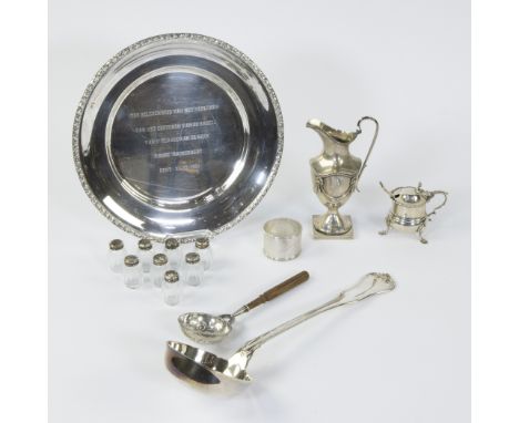 Lot with various silver items, inscribed silver dish, jug, mustard pot, ladle and ladle, napkin ring and 8 salt shakersLot di
