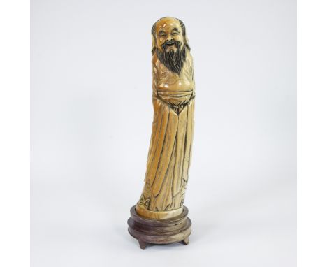 Large carved Chinese statue of Shau Lao in mammoth ivoryGroot gesneden Chinees beeld van Shau Lao in mammoetivoorH 46 cm