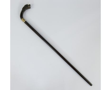 Indonesian walking stick with grip of carved horn representing a dragon's headIndonesische wandelstok met greep van gesneden 