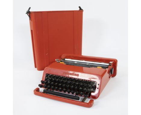 Red manual typewriter ‘Valentine’ design Ettore Sottsass for Olivetti, 1980sRode handbediende typemachine 'Valentine'  ontwer