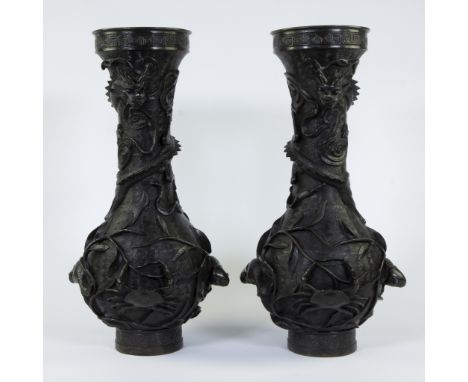 Pair of large Japanese bronze vases decorated with dragons, 19th century, markedKoppel grote Japanse bronzen vazen versierd m