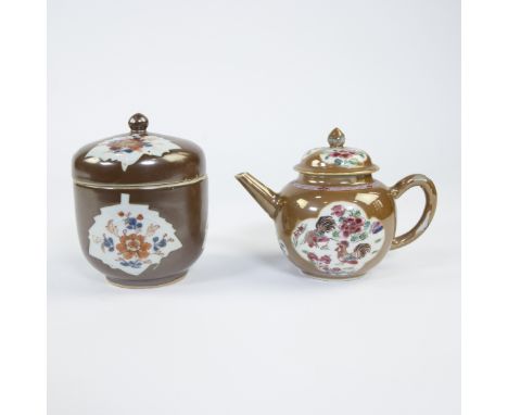 A Chinese famille rose teapot and lidded pot with capuchin fond colour and floral decoration,Een Chinese famille rose theepot