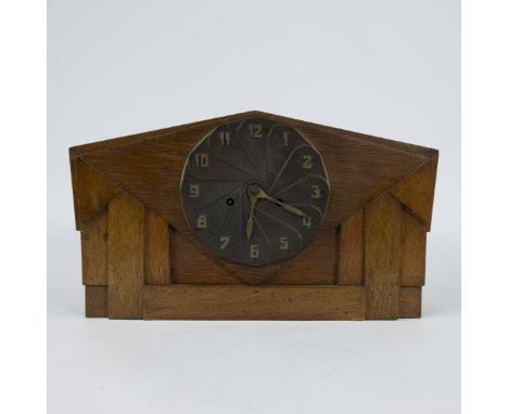 Oak Art Deco mantle clock with bronze dial, L.O.V. Oosterbeek, circa 1925, strike every half hourEikenhouten Art Deco mantelk