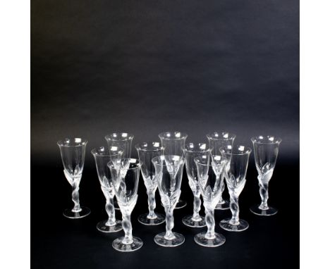 ‘The crystal snow doves’, a set of 12 water glasses, 12 red and 12 white wine glasses, after Igor Carl Fabergé'De kristallen 