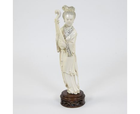 Ivory sculpture of court lady with raised hair and long robe holding a pipa, China, early 20th centuryIvoren sculptuur van ho