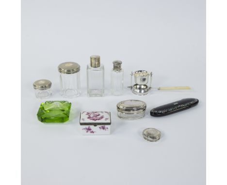 Lot miscellaneous, Sèvres pill box, nacré box, flaçons with silver lid, tea strainer and drip holder and green Art Deco ashtr