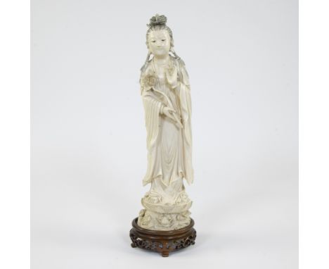 Ivory sculpture, the immortal He Xian'Gu holding the uptala in her right hand, ChinaIvoren sculptuur, de onsterfelijke He Xia