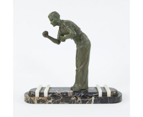 Green patinated spelter sculpture of a boules player on a marble plinth, 1950sGroen gepatineerd kunstbrons sculptuur van een 