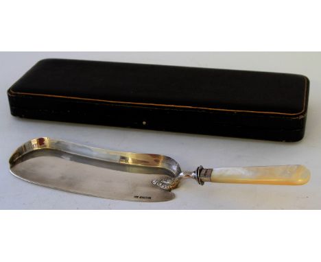 A silver and mother of pearl crumb scoopOf conventional form, with a mother of pearl handle, cased, by Fenton Brothers Ltd., 