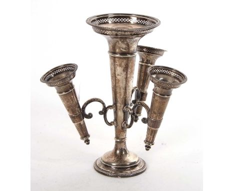 George V silver epergne having large central trumpet shaped vase with three smaller detachable trumpets around, each with pie