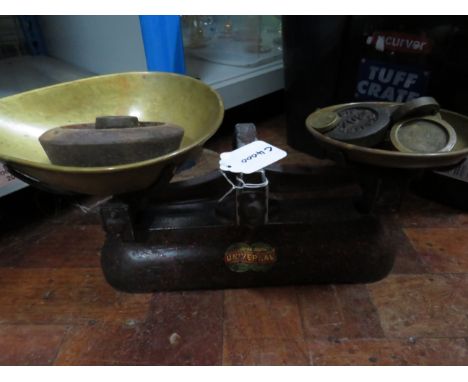 Set of universal Vintage Scales and weights. See photos