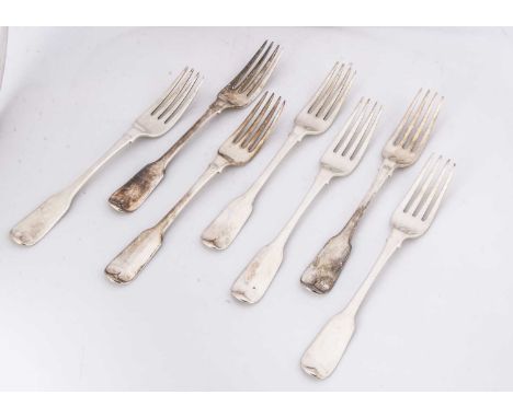 A set of seven George III silver forks by RP, fiddle pattern, 14.87 ozt, London 1817 (7)