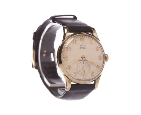 GENTLEMAN'S SMITHS DELUXE NINE CARAT GOLD MANUAL WIND WRIST WATCHthe round buff dial with applied gold coloured Arabic numera