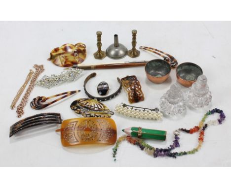 A mixed lot including a 9ct gold framed Blue John oval brooch, two 9ct gold chain necklaces, the longer 65cm, a tortoiseshell