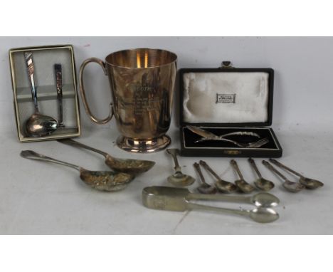 WAKELY &amp; WHEELER; a cased George VI hallmarked silver christening set comprising fork and spoon, London 1949, approx 1.6o