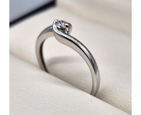 18ct white gold and diamond stone ring. [0.10ct round cut diamond] [1.84grams] 