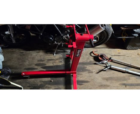 A Clarke engine stand, model CES 500A, SWL227kg 