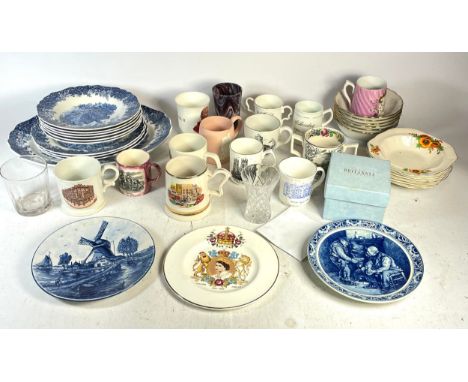 A collection of mid 20th century and later ceramics, to include dinner/tea wares, willow pattern dinner plates, Beswick tanka