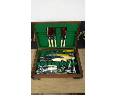 VINTAGE CANTEEN WITH CUTLERY 